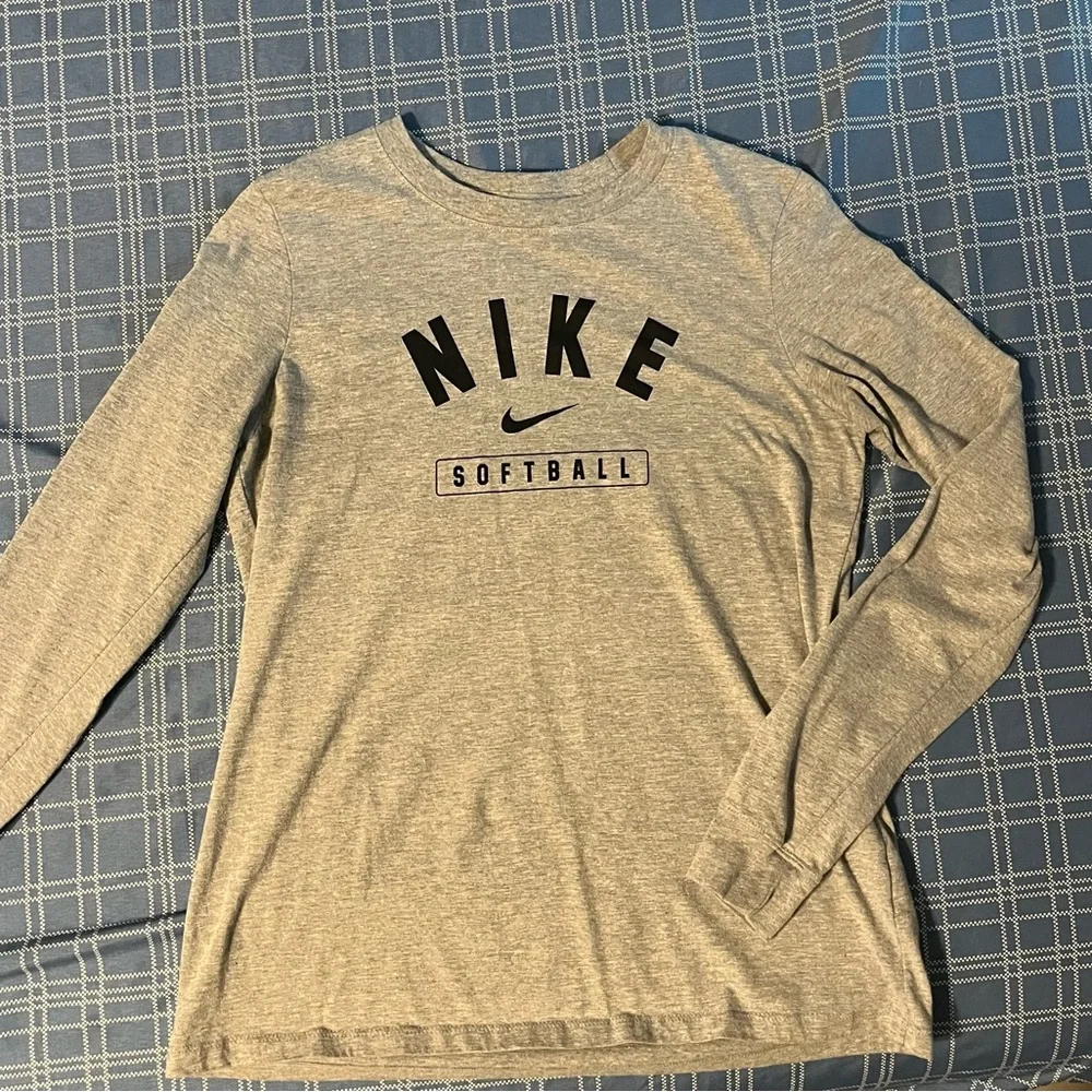 Nike softball pre loved grey long sleeve T-shirt size M - Picture 1 of 2